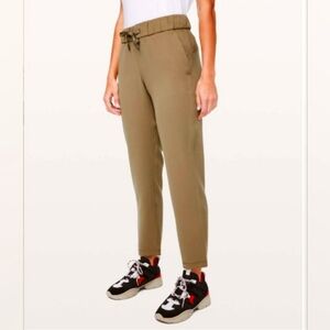 Lululemon On the Fly 7/8 Woven Pant In Gold Size 6